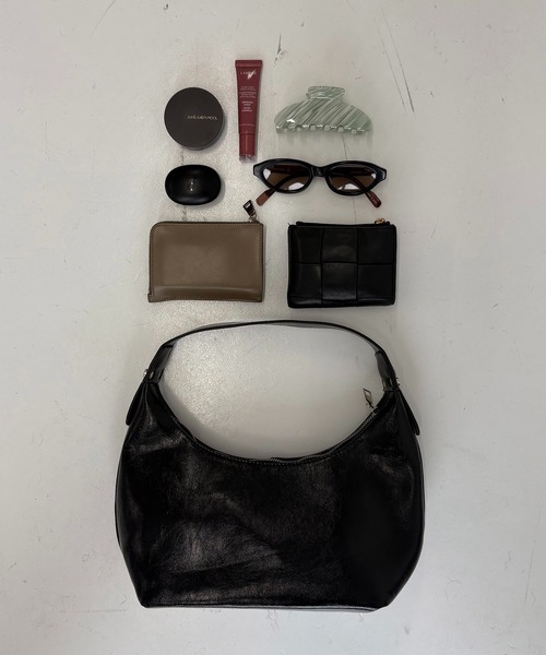 AUREN（オーレン）の「【ユニセックス】ワンショルダーミニバッグ / きれいめ / シンプル（ショルダーバッグ・レディース・ブラック/ブラウン・FREE）」の2枚目の写真