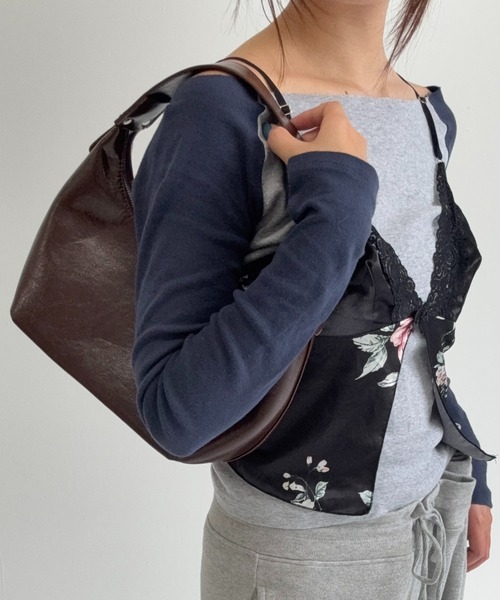 AUREN（オーレン）の「【ユニセックス】ワンショルダーミニバッグ / きれいめ / シンプル（ショルダーバッグ・レディース・ブラック/ブラウン・FREE）」の3枚目の写真