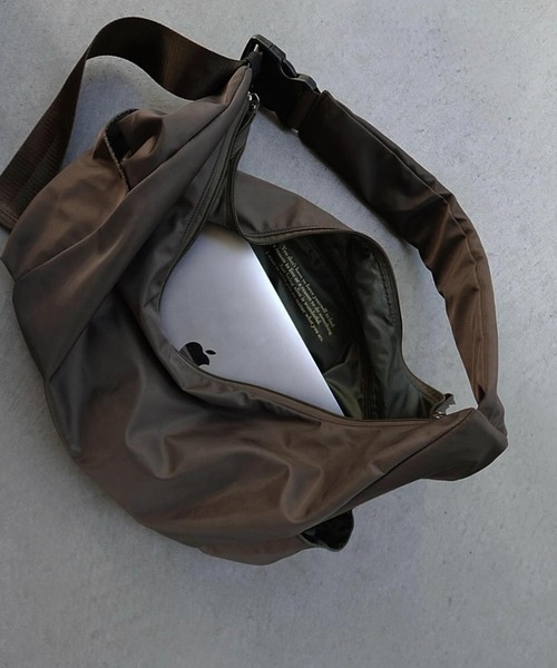 KOBE LETTUCE（コウベレタス）の「[ yuri.さんコラボ ] ナイロンショルダーバッグ（ショルダーバッグ・レディース・ブラウン/カーキブラウン/ブラック・F）」の16枚目の写真