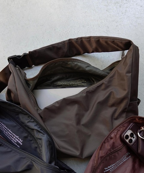 KOBE LETTUCE（コウベレタス）の「[ yuri.さんコラボ ] ナイロンショルダーバッグ（ショルダーバッグ・レディース・ブラウン/カーキブラウン/ブラック・F）」の17枚目の写真