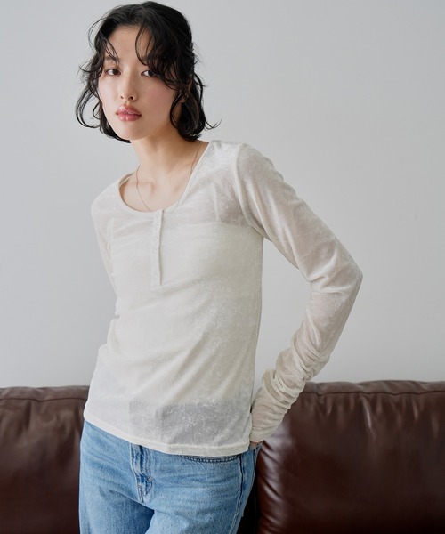 NOGLE(ノグル)の「【NOGLE/ノグル】シアーベロアヘンリーネックトップス(Tシャツ/カットソー・レディース・ブラック/ホワイト/グレー/ブラウン・FREE)」の2枚目の写真