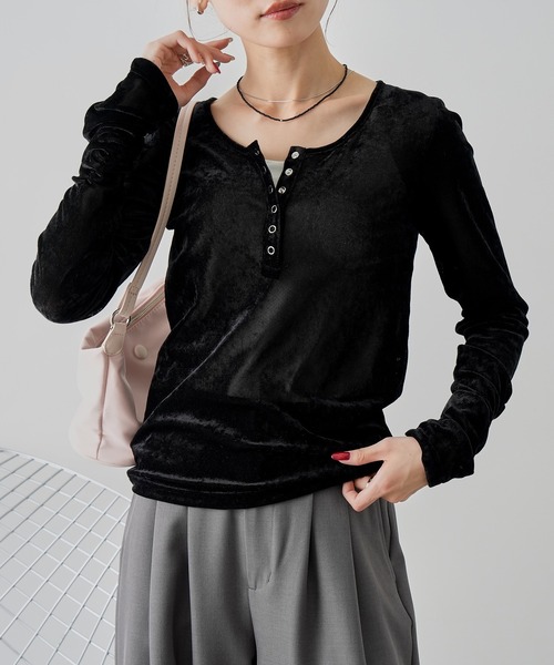 NOGLE(ノグル)の「【NOGLE/ノグル】シアーベロアヘンリーネックトップス(Tシャツ/カットソー・レディース・ブラック/ホワイト/グレー/ブラウン・FREE)」の3枚目の写真