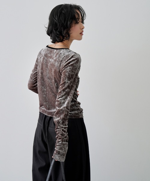 NOGLE(ノグル)の「【NOGLE/ノグル】シアーベロアヘンリーネックトップス(Tシャツ/カットソー・レディース・ブラック/ホワイト/グレー/ブラウン・FREE)」の9枚目の写真