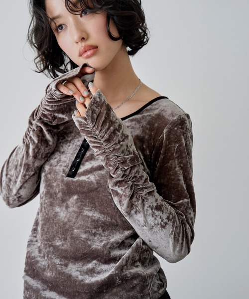 NOGLE(ノグル)の「【NOGLE/ノグル】シアーベロアヘンリーネックトップス(Tシャツ/カットソー・レディース・ブラック/ホワイト/グレー/ブラウン・FREE)」の7枚目の写真