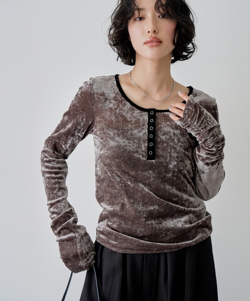NOGLE(ノグル)の「【NOGLE/ノグル】シアーベロアヘンリーネックトップス(Tシャツ/カットソー・レディース・ブラック/ホワイト/グレー/ブラウン・FREE)」の5枚目の写真