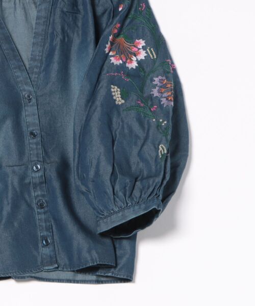 Desigual(デシグアル)の「刺繍入りランタンブラウス(シャツ/ブラウス・レディース・ブルー・L/M/S/XS/XL)」の2枚目の写真