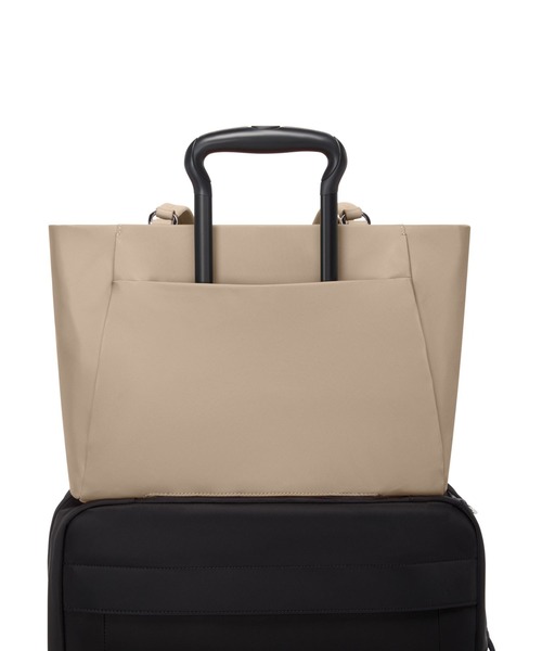 TUMI(トゥミ)の「VOYAGEUR 「ヴァレッタ」ミディアム・トート(A4/PC13インチまで対応)(トートバッグ・レディース・インディゴブルー/オートミール/ブラック×グレー・FREE)」の6枚目の写真