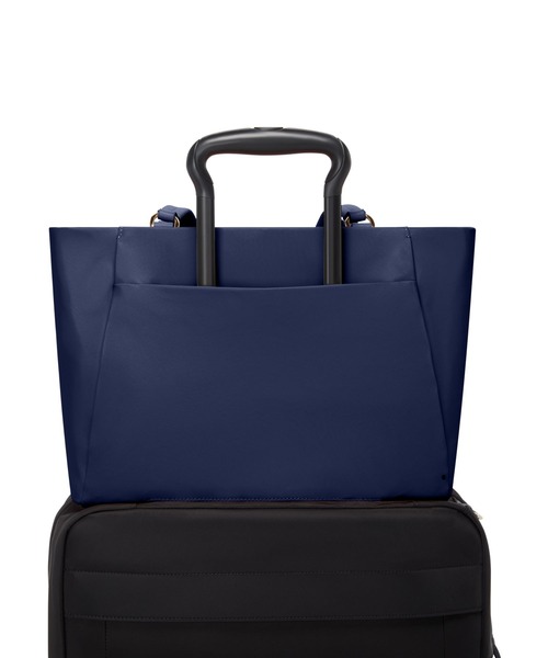 TUMI(トゥミ)の「VOYAGEUR 「ヴァレッタ」ミディアム・トート(A4/PC13インチまで対応)(トートバッグ・レディース・インディゴブルー/オートミール/ブラック×グレー・FREE)」の9枚目の写真