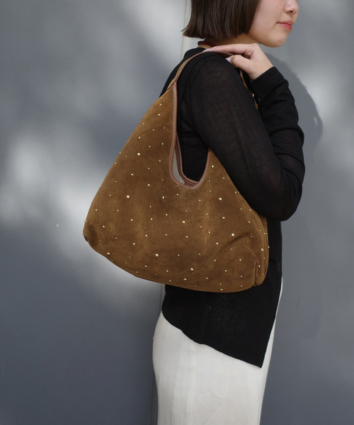 CHRISTIAN VILLA（クリスチャンヴィラ）の「CHRISTIAN VILLA /クリスチャンヴィラ STUDS TRIANGLE BAG（ショルダーバッグ・レディース・キャメル・FREE）」の3枚目の写真