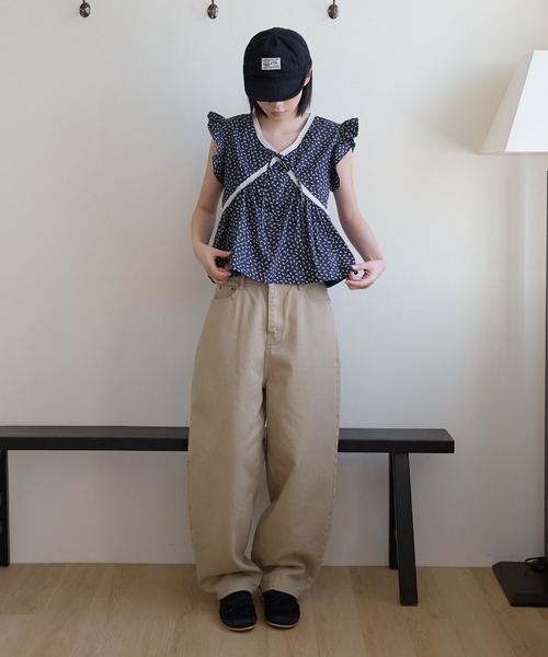 UNE MANSION（ユヌマンション）の「バイカラーレーストリミング花柄ラブリーフリルブラウス（Tシャツ/カットソー・レディース・ネイビー/ベージュ・FREE）」の4枚目の写真