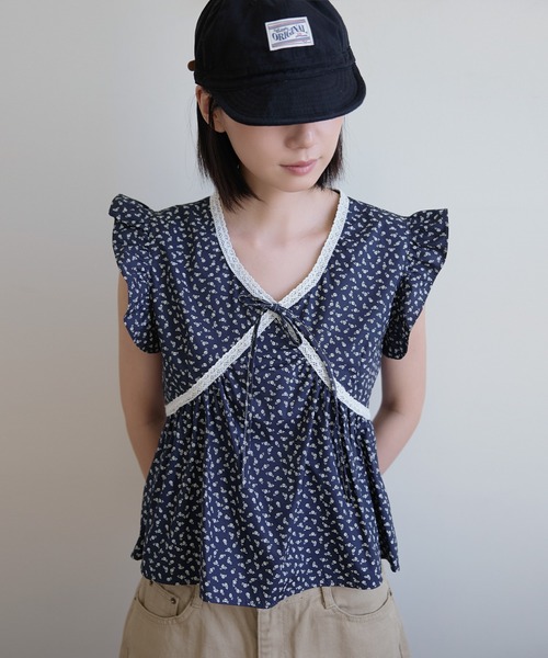 UNE MANSION（ユヌマンション）の「バイカラーレーストリミング花柄ラブリーフリルブラウス（Tシャツ/カットソー・レディース・ネイビー/ベージュ・FREE）」の5枚目の写真