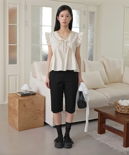 UNE MANSION（ユヌマンション）の「バイカラーレーストリミング花柄ラブリーフリルブラウス（Tシャツ/カットソー・レディース・ネイビー/ベージュ・FREE）」の10枚目の写真