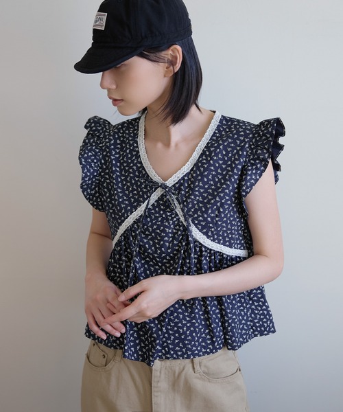 UNE MANSION（ユヌマンション）の「バイカラーレーストリミング花柄ラブリーフリルブラウス（Tシャツ/カットソー・レディース・ネイビー/ベージュ・FREE）」の9枚目の写真