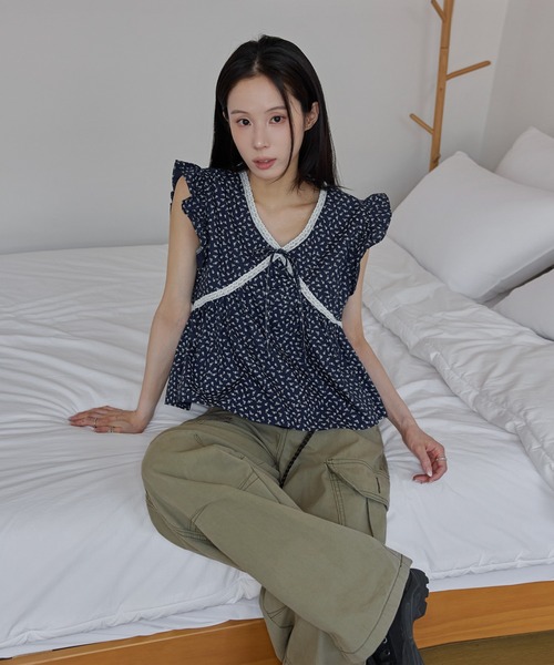 UNE MANSION（ユヌマンション）の「バイカラーレーストリミング花柄ラブリーフリルブラウス（Tシャツ/カットソー・レディース・ネイビー/ベージュ・FREE）」の17枚目の写真