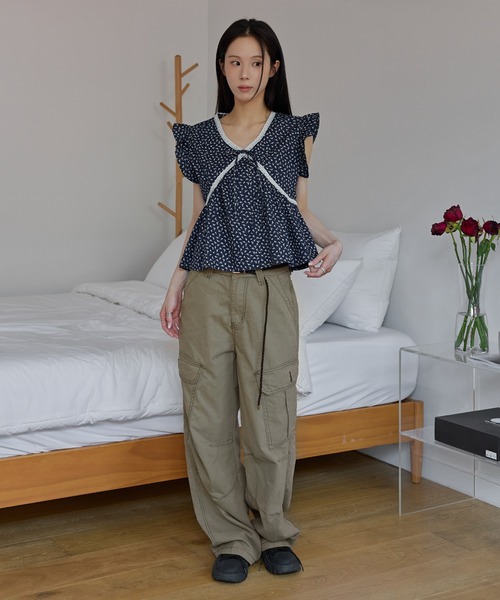 UNE MANSION（ユヌマンション）の「バイカラーレーストリミング花柄ラブリーフリルブラウス（Tシャツ/カットソー・レディース・ネイビー/ベージュ・FREE）」の18枚目の写真