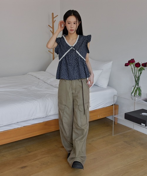 UNE MANSION（ユヌマンション）の「バイカラーレーストリミング花柄ラブリーフリルブラウス（Tシャツ/カットソー・レディース・ネイビー/ベージュ・FREE）」の19枚目の写真