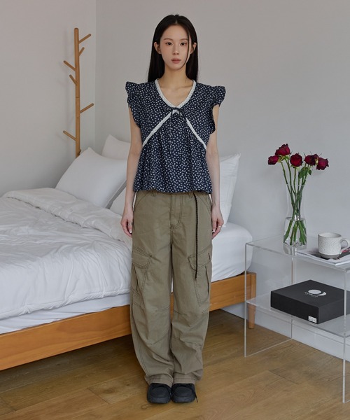 UNE MANSION（ユヌマンション）の「バイカラーレーストリミング花柄ラブリーフリルブラウス（Tシャツ/カットソー・レディース・ネイビー/ベージュ・FREE）」の13枚目の写真
