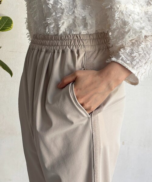 un dix cors（アンディコール）の「360度ストレッチテーパードパンツ（その他パンツ・レディース・グレイッシュベージュ/ブラック/イエロー/ネイビー・FREE）」の16枚目の写真