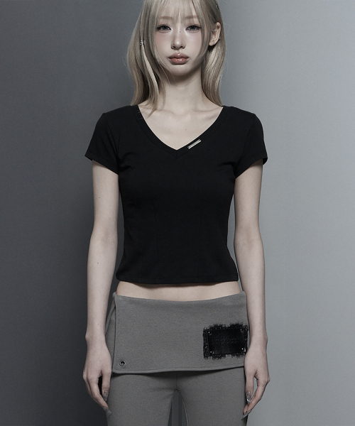 ETRE AU SOMMET(エトレオソメ)の「Dart Line V-Neck Slim Top (Black)(Tシャツ/カットソー・レディース・ブラック・FREE)」の1枚目の写真