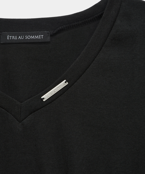 ETRE AU SOMMET(エトレオソメ)の「Dart Line V-Neck Slim Top (Black)(Tシャツ/カットソー・レディース・ブラック・FREE)」の4枚目の写真