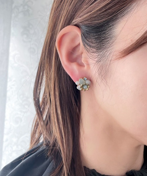 tone(トーン)の「【mallelabrocante/マルラブロカント】天然石と真鍮フラワーのbijouピアス/サージカルステンレス/金属アレルギー対応アクアマリン・クンツァイト(ピアス(両耳用)・レディース・ピンク/サックスブルー・FREE)」の6枚目の写真