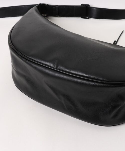 Chikashitsu +(チカシツプラス)の「【Chikashitsu +】half moon crossbody bag / 【チカシツプラス】ハーフムーンクロスボディーショルダーバッグ(ショルダーバッグ・メンズ・ブラック・ONE SIZE)」の11枚目の写真