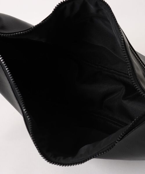 Chikashitsu +(チカシツプラス)の「【Chikashitsu +】half moon crossbody bag / 【チカシツプラス】ハーフムーンクロスボディーショルダーバッグ(ショルダーバッグ・メンズ・ブラック・ONE SIZE)」の12枚目の写真