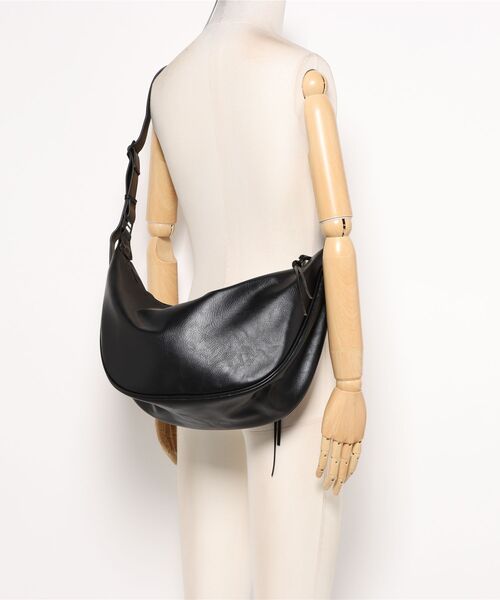 Chikashitsu +(チカシツプラス)の「【Chikashitsu +】half moon crossbody bag / 【チカシツプラス】ハーフムーンクロスボディーショルダーバッグ(ショルダーバッグ・メンズ・ブラック・ONE SIZE)」の13枚目の写真