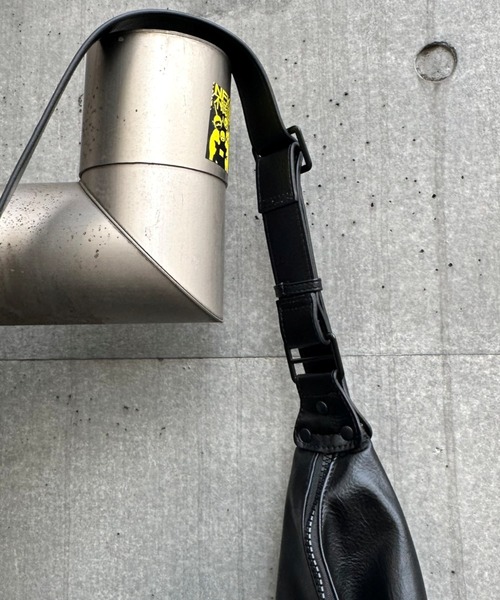 Chikashitsu +(チカシツプラス)の「【Chikashitsu +】half moon crossbody bag / 【チカシツプラス】ハーフムーンクロスボディーショルダーバッグ(ショルダーバッグ・メンズ・ブラック・ONE SIZE)」の9枚目の写真