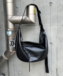 Chikashitsu +（チカシツプラス）の「【Chikashitsu +】half moon crossbody bag / 【チカシツプラス】ハーフムーンクロスボディーショルダーバッグ（ショルダーバッグ）」