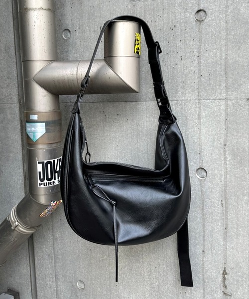 Chikashitsu +(チカシツプラス)の「【Chikashitsu +】half moon crossbody bag / 【チカシツプラス】ハーフムーンクロスボディーショルダーバッグ(ショルダーバッグ・メンズ・ブラック・ONE SIZE)」の8枚目の写真