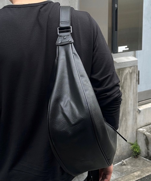 Chikashitsu +(チカシツプラス)の「【Chikashitsu +】half moon crossbody bag / 【チカシツプラス】ハーフムーンクロスボディーショルダーバッグ(ショルダーバッグ・メンズ・ブラック・ONE SIZE)」の7枚目の写真