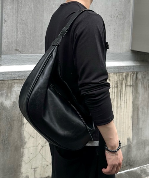 Chikashitsu +(チカシツプラス)の「【Chikashitsu +】half moon crossbody bag / 【チカシツプラス】ハーフムーンクロスボディーショルダーバッグ(ショルダーバッグ・メンズ・ブラック・ONE SIZE)」の6枚目の写真