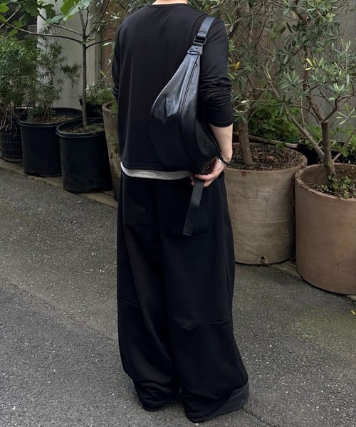 Chikashitsu +(チカシツプラス)の「【Chikashitsu +】half moon crossbody bag / 【チカシツプラス】ハーフムーンクロスボディーショルダーバッグ(ショルダーバッグ・メンズ・ブラック・ONE SIZE)」の3枚目の写真