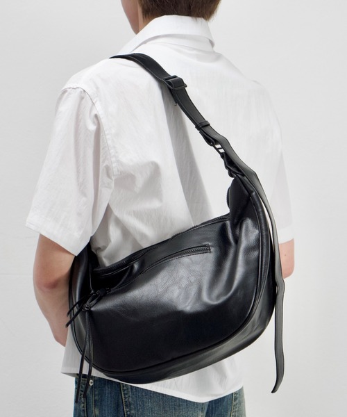 Chikashitsu +(チカシツプラス)の「【Chikashitsu +】half moon crossbody bag / 【チカシツプラス】ハーフムーンクロスボディーショルダーバッグ(ショルダーバッグ・メンズ・ブラック・ONE SIZE)」の15枚目の写真