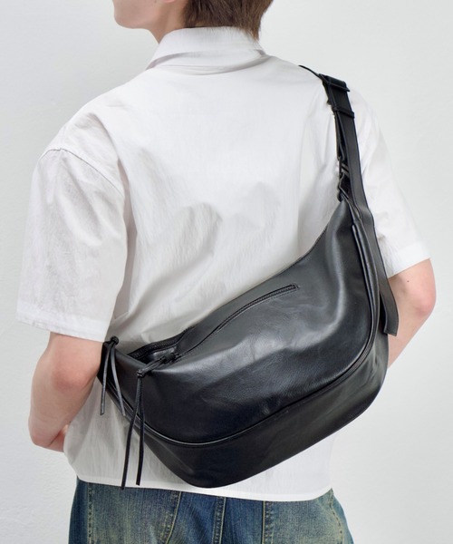 Chikashitsu +(チカシツプラス)の「【Chikashitsu +】half moon crossbody bag / 【チカシツプラス】ハーフムーンクロスボディーショルダーバッグ(ショルダーバッグ・メンズ・ブラック・ONE SIZE)」の16枚目の写真
