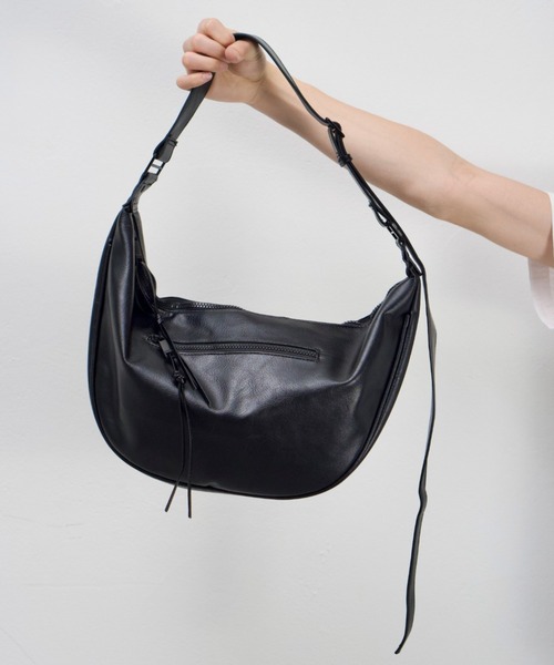 Chikashitsu +(チカシツプラス)の「【Chikashitsu +】half moon crossbody bag / 【チカシツプラス】ハーフムーンクロスボディーショルダーバッグ(ショルダーバッグ・メンズ・ブラック・ONE SIZE)」の18枚目の写真