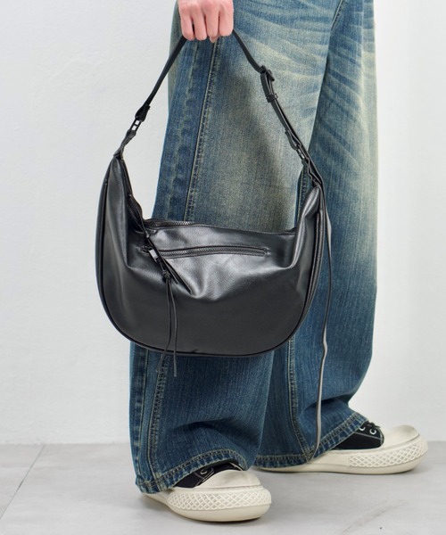 Chikashitsu +(チカシツプラス)の「【Chikashitsu +】half moon crossbody bag / 【チカシツプラス】ハーフムーンクロスボディーショルダーバッグ(ショルダーバッグ・メンズ・ブラック・ONE SIZE)」の17枚目の写真