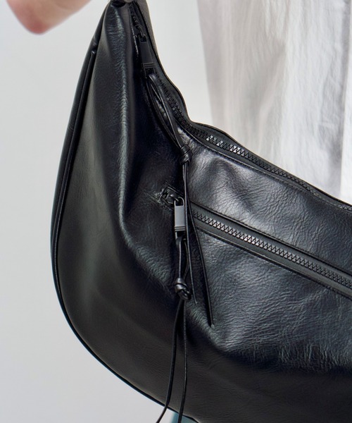 Chikashitsu +(チカシツプラス)の「【Chikashitsu +】half moon crossbody bag / 【チカシツプラス】ハーフムーンクロスボディーショルダーバッグ(ショルダーバッグ・メンズ・ブラック・ONE SIZE)」の20枚目の写真
