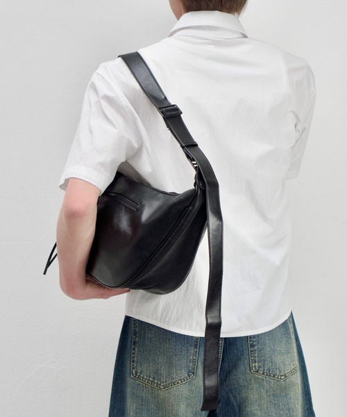 Chikashitsu +(チカシツプラス)の「【Chikashitsu +】half moon crossbody bag / 【チカシツプラス】ハーフムーンクロスボディーショルダーバッグ(ショルダーバッグ・メンズ・ブラック・ONE SIZE)」の14枚目の写真