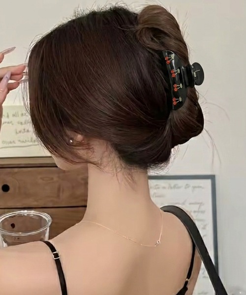 DiamondHearts(ダイヤモンドハーツ)の「さくらんぼモチーフ マーブルヘアクリップ(バレッタ/ヘアクリップ・レディース・アイボリー/ブラック/ピンク・FREE)」の2枚目の写真