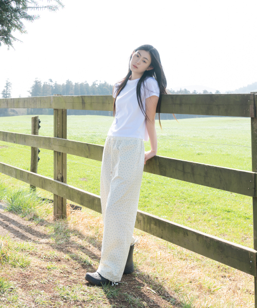 OHESHIO（オヘシオ）の「FLORAL WIDE BANDING PANTS, WHITE（その他パンツ・レディース・その他・FREE）」の2枚目の写真