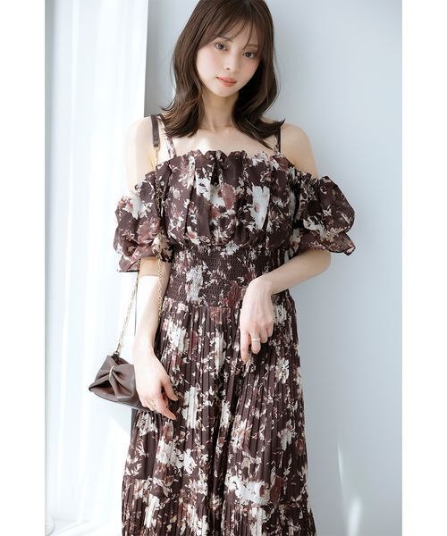 SNIDEL(スナイデル)の「Sustainableオフショルギャザーワンピース(ワンピース・レディース・ライトピンク/ブラウン/イエロー・0/1/00)」の1枚目の写真