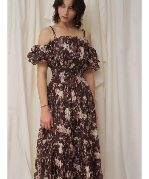 SNIDEL(スナイデル)の「Sustainableオフショルギャザーワンピース(ワンピース・レディース・ライトピンク/ブラウン/イエロー・0/1/00)」の4枚目の写真
