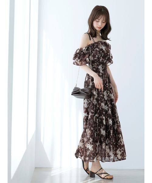 SNIDEL(スナイデル)の「Sustainableオフショルギャザーワンピース(ワンピース・レディース・ライトピンク/ブラウン/イエロー・0/1/00)」の13枚目の写真