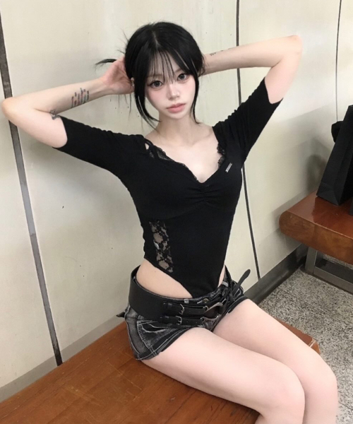 ETRE AU SOMMET(エトレオソメ)の「Bust Line Lace Bodysuit (Black)(Tシャツ/カットソー・レディース・ブラック・FREE)」の1枚目の写真