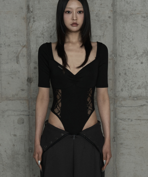 ETRE AU SOMMET(エトレオソメ)の「Bust Line Lace Bodysuit (Black)(Tシャツ/カットソー・レディース・ブラック・FREE)」の2枚目の写真