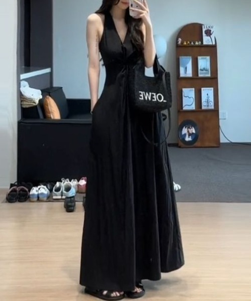 AMAJI（アマジ）の「Vネック ホルターネック ワンピース（ワンピース・レディース・ブラウン/ブラック・SMALL/MEDIUM/LARGE/X-LARGE）」の2枚目の写真