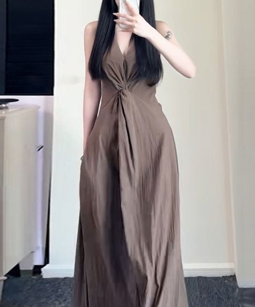 AMAJI（アマジ）の「Vネック ホルターネック ワンピース（ワンピース・レディース・ブラウン/ブラック・SMALL/MEDIUM/LARGE/X-LARGE）」の4枚目の写真