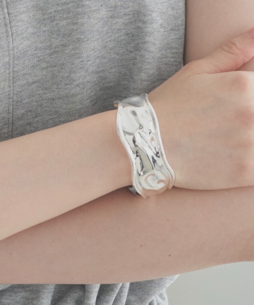 SOEMIN(ソミン)の「Molten bangle/ウェーブバングル(バングル/リストバンド・レディース・シルバー・FREE)」の1枚目の写真